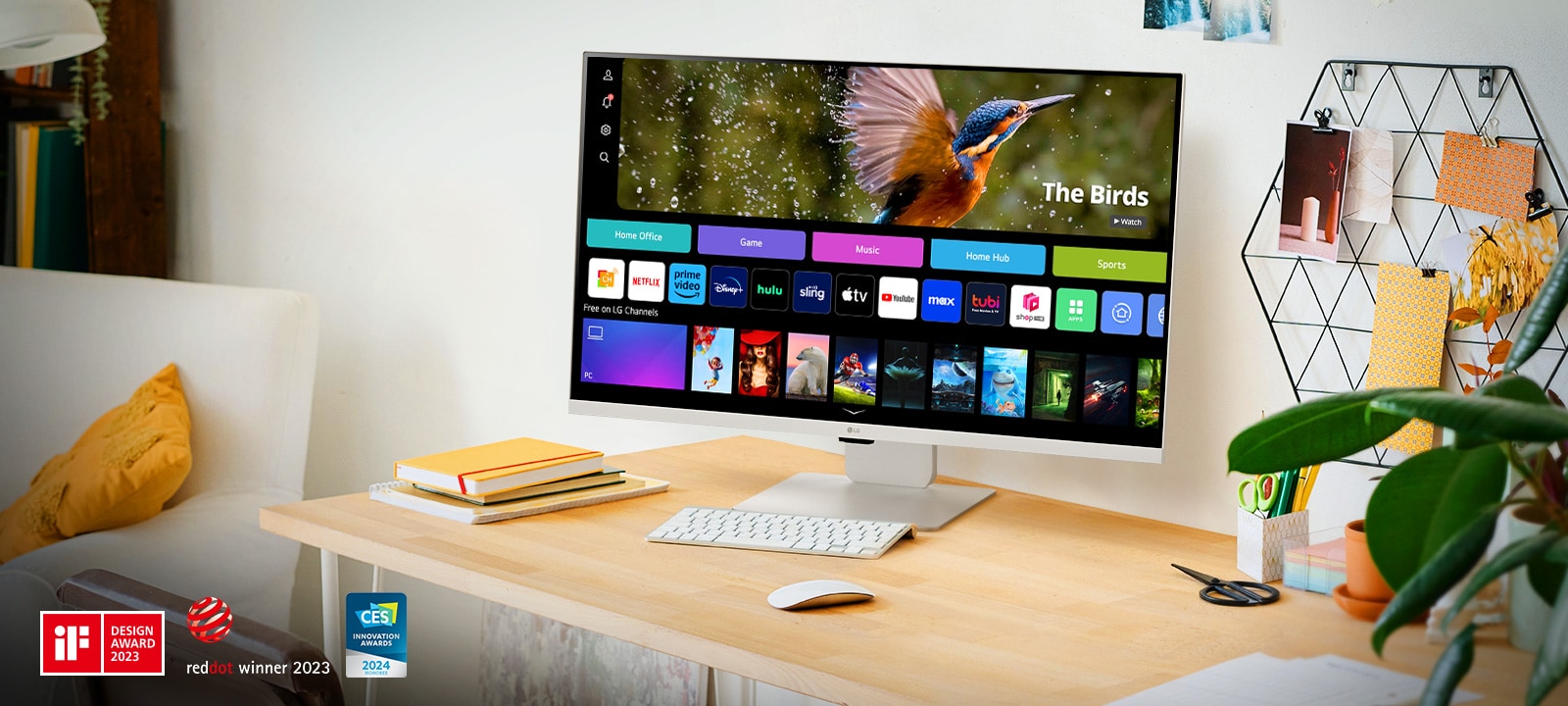 شاشة LG MyView Smart Monitor موضوعة في مساحة شخصية صغيرة الحجم وتعرض الشاشة واجهة مستخدم webOS الرئيسية.	