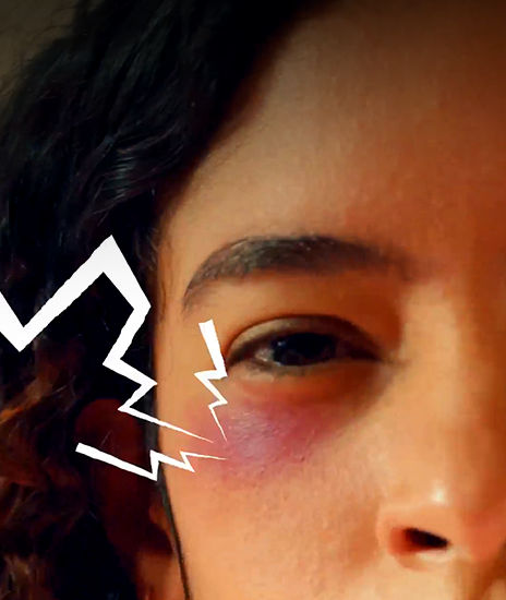 مقطع فيديو يظهر امرأة تستمتع بكل أريحية ببث المحتوى على شاشة LG MyView Smart Monitor الواسعة، حتى أثناء استلقائها على السرير.	