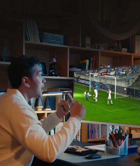 مقطع فيديو يظهر فيه رجل يستمتع باللعب على شاشته الشخصية دون مقاطعة من أفراد العائلة الآخرين.	