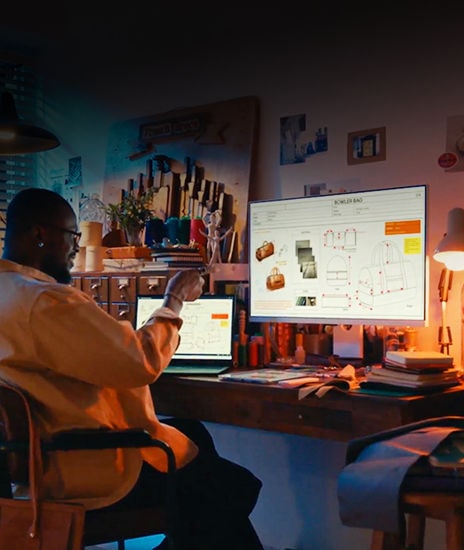 مقطع فيديو يعرض مكتبًا مرتبًا بعد استخدام شاشة LG MyView Smart Monitor، واستبدال عناصر مختلفة مثل الكمبيوتر المحمول والشاشة.	