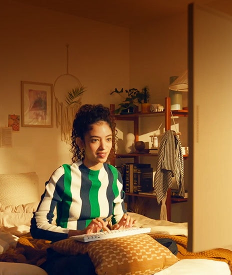 فيديو يوضح سهولة العمل براحة تامة من السرير باستخدام شاشة LG MyView Smart Monitor بدون كمبيوتر شخصي.	