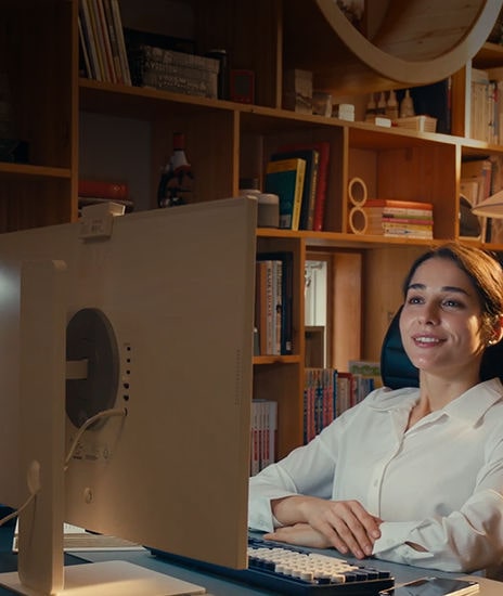 مقطع فيديو يعرض سهولة التعامل مع المهام العاجلة في المنزل باستخدام شاشة LG MyView Smart Monitor بعد العودة من العمل.	