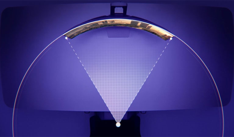 مقطع فيديو يعرض شاشة الألعاب OLED المنحنية 800R، المثالية لتجارب الألعاب الغامرة.