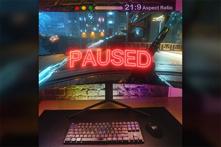 مقطع فيديو يوضح كيف أن الشاشة بأبعاد 21:9 تتمتع بنسبة عرض أكثر توازنًا ومرئيات أفضل من الشاشة التي بأبعاد 32:9.