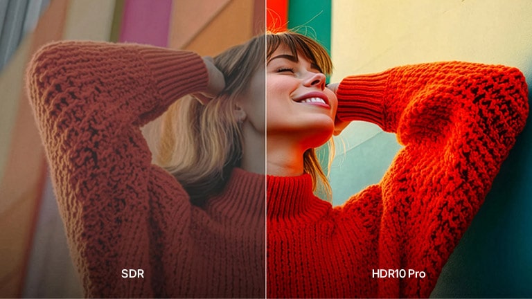 يعمل تلفزيون LG TV المزود بتقنية HDR10 Pro على تحسين جودة الصورة حيث تقارن الشاشة المنقسمة بين SDR وHDR10 Pro، مما يعرض سيدة ترتدي سترة حمراء محبوكة مع لمسات أكثر سطوعًا ودرجات ألوان أكثر ثراءً للبشرة وملمس نسيج أكثر حيوية للحصول على عمق أكبر.
