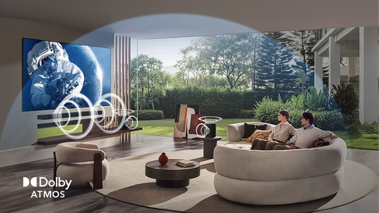 يعرض تلفزيون LG TV المزود بتقنية Dolby Atmos مشهدًا واسعًا في غرفة المعيشة، حيث تحيط موجات صوتية رسومية بالمشاهدين ومكبرات الصوت، مما يشير إلى صوت غامر ومتعدد الاتجاهات وقائم على العناصر.