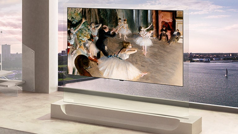 يتم وضع تلفزيون LG OLED evo AI W6 Wallpaper TV، بتصميم نحيف بنطاق 9 مم، في مساحة معيشة ذات نوافذ ممتدة من الأرض حتى السقف تطل على نهر، ويعرض لوحة باليه تتناغم مع التصميم الداخلي الراقي.