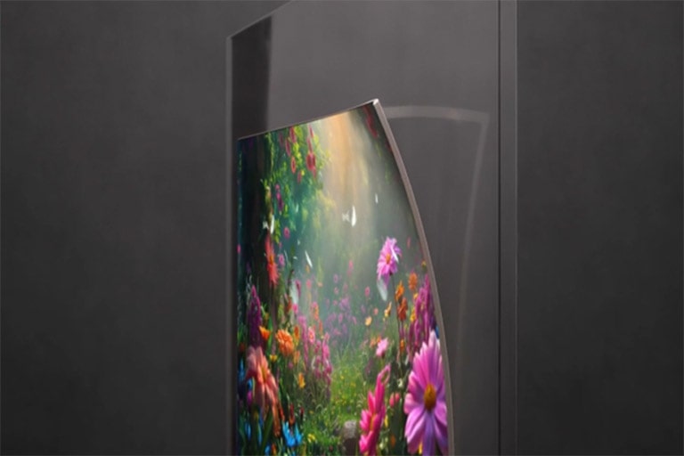يتميز تلفزيون LG OLED evo AI W6 Wallpaper TV، الذي يبلغ سمك هيكله 9 مم، بتصميمه فائق النحافة، وهو مثبت على لوح زجاجي ليمنح مظهرًا غير بارز يعزز الجماليات الراقية لمساحة المعيشة العصرية.