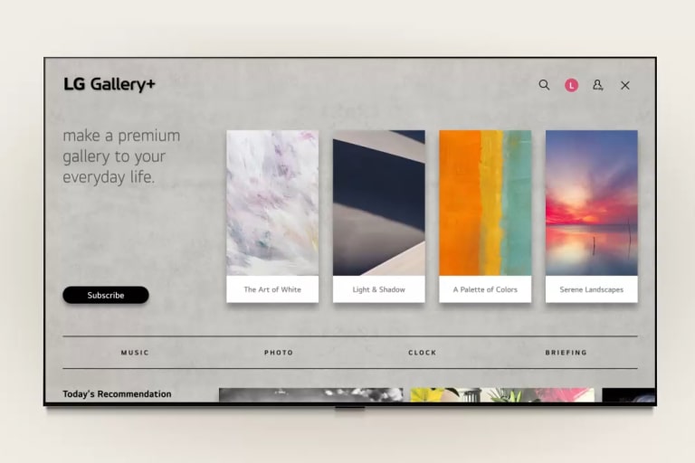 يعرض تلفزيون LG ART واجهة LG Gallery+ الرمادية مع قائمة اختيار الموسيقى والسمات، وينتقل من تحديد التفضيلات إلى إنشاء ألبومي وعرض أعمال فنية منسقة.
