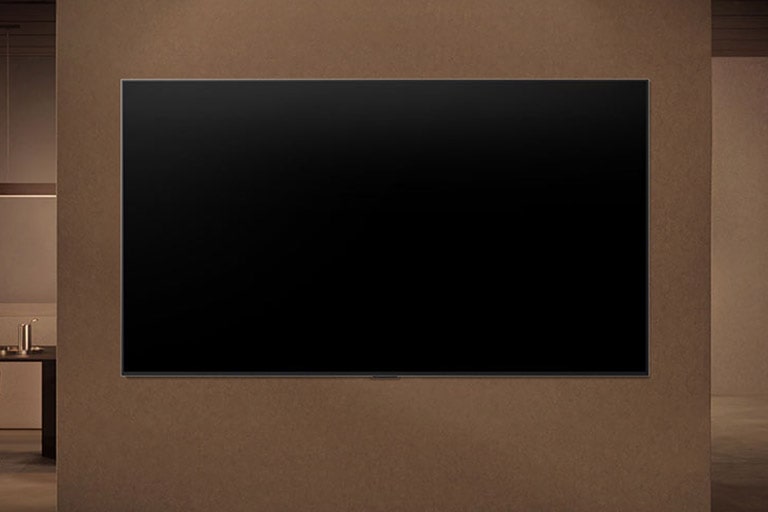 تلفزيون LG ART TV مثبت على الحائط وشاشته مطفأة، ثم يضيء عند اقتراب شخص، باستخدام مستشعرات الحركة لعرض عمل فني تجريدي دوامي.