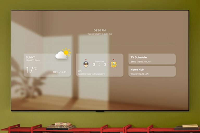 تلفزيون LG ART مثبت على حائط أخضر فوق كونسول أحمر، ويعرض لوحة معلومات تتضمن الطقس ونتائج المباريات ومجدول التلفزيون وHome Hub.