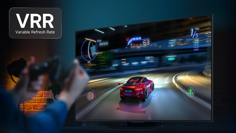 يعرض تلفزيون LG TV للعب باستخدام VRR (معدل التحديث المتغير) لعبة سباق على الشاشة، حيث تظل السيارة سلسة ومتحاذية مع الشاشة حيث تقلل المزامنة في الوقت الفعلي من تمزيق الشاشة وتقطعها من أجل لعب أكثر استجابة.