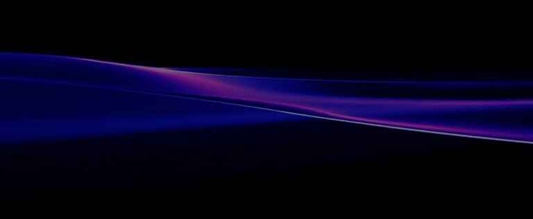 يتم تصوير تلفزيون LG TV المخصص للألعاب على شكل خطوط مجردة زرقاء وأرجوانية تشبه الأمواج على خلفية داكنة، تمتد أفقياً بانحناءات سلسة ودرجات لونية متدرجة لتشكل نمطاً متدفقاً متصلاً.