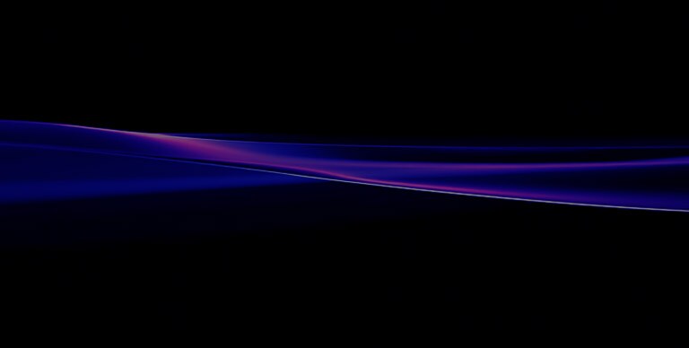 يتم تصوير تلفزيون LG TV المخصص للألعاب على شكل خطوط مجردة زرقاء وأرجوانية تشبه الأمواج على خلفية داكنة، تمتد أفقياً بانحناءات سلسة ودرجات لونية متدرجة لتشكل نمطاً متدفقاً متصلاً.