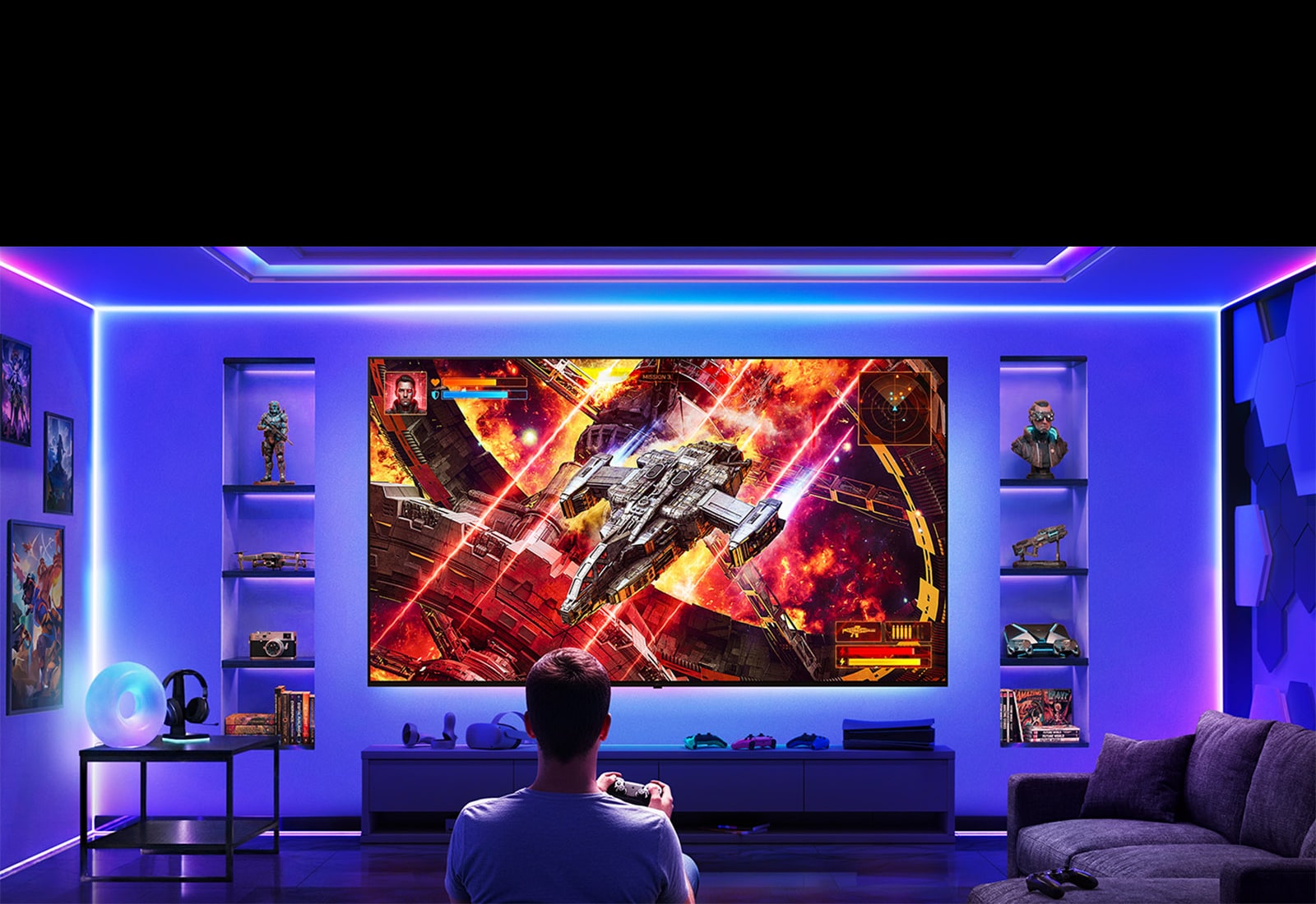 يُظهر تلفزيون LG TV ذو الإعداد الخالي من الفوضى جهاز تلفزيون مُثبَّت على الحائط في غرفة ألعاب، حيث تضفي الكابلات المرئية القليلة أجواءً نظيفةً أمام اللاعب وهو يواجه الشاشة، مما يوضح إعدادًا لاسلكيًا للألعاب يتسم بالبساطة والمرونة.