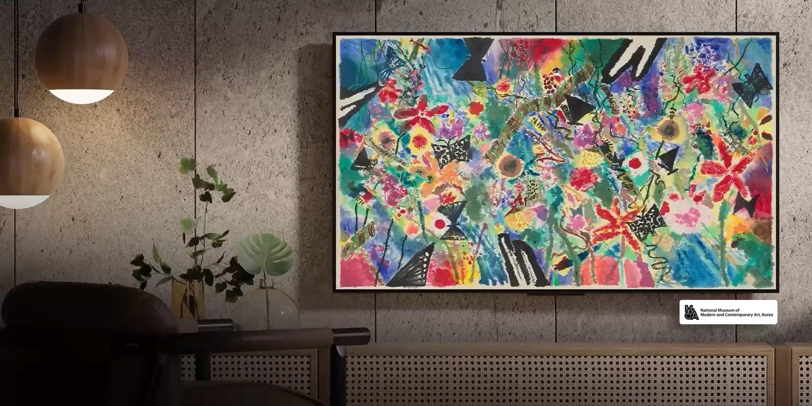 تلفزيون LG Smart TV الذكي يعرض تطبيق +LG Gallery مع أعمال فنية مُؤطرة دوّارة ومرئيات متنوعة بما في ذلك الفن الكلاسيكي والألعاب والرسوم المتحركة، مما يوفر تصميم شاشة مخصص للديكور المنزلي.
