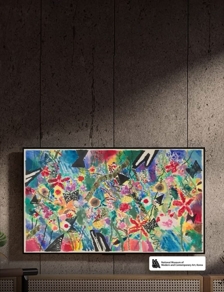 تلفزيون LG Smart TV الذكي يعرض تطبيق +LG Gallery مع أعمال فنية مُؤطرة دوّارة ومرئيات متنوعة بما في ذلك الفن الكلاسيكي والألعاب والرسوم المتحركة، مما يوفر تصميم شاشة مخصص للديكور المنزلي.
