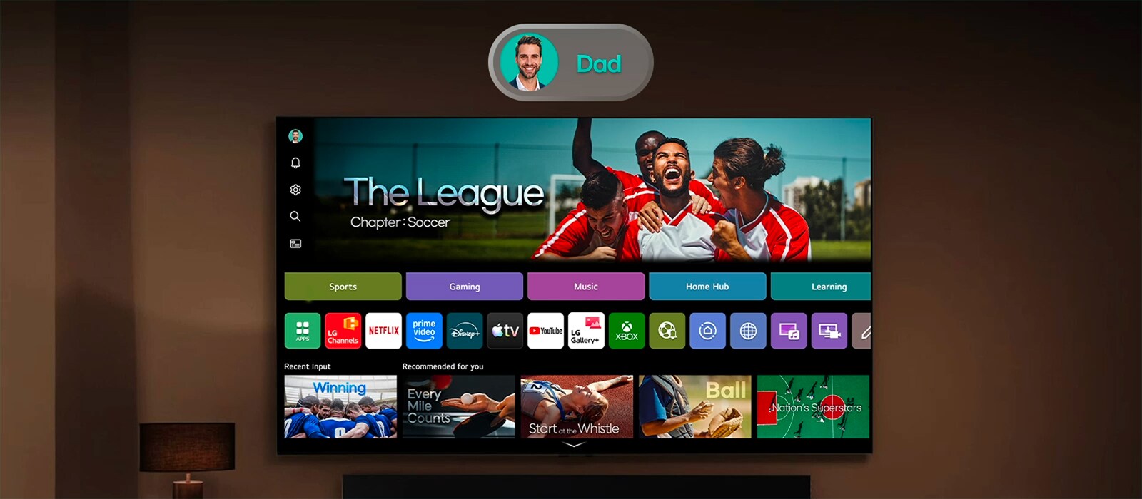 تلفزيون LG Smart TV الذكي مع شاشة webOS الرئيسية على اليمين وصورة ملف تعريف عائمة على اليسار للانتقال من الأب إلى الأم، مما يسلط الضوء على حسابات المستخدمين المخصصة وتوصيات المحتوى المخصصة.