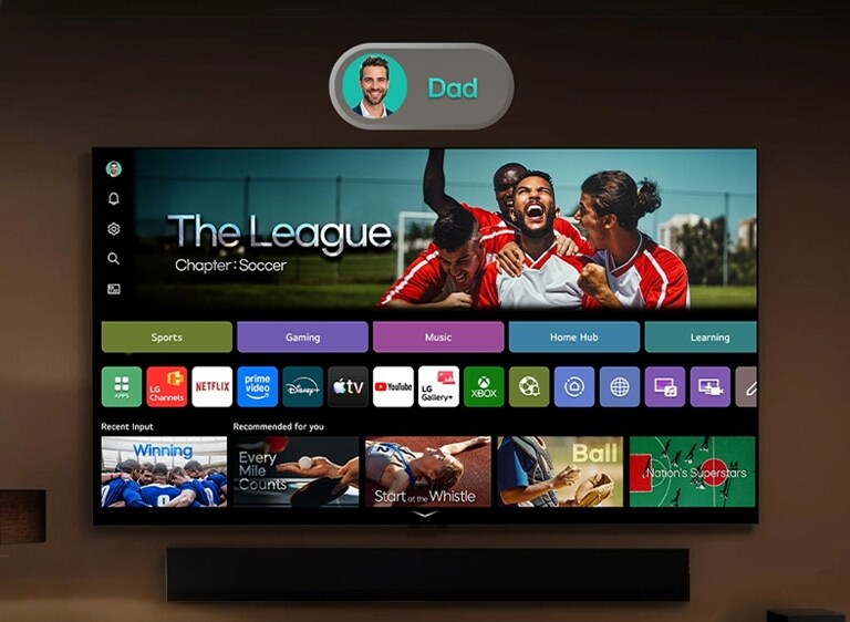 تلفزيون LG Smart TV الذكي مع شاشة webOS الرئيسية على اليمين وصورة ملف تعريف عائمة على اليسار للانتقال من الأب إلى الأم، مما يسلط الضوء على حسابات المستخدمين المخصصة وتوصيات المحتوى المخصصة.