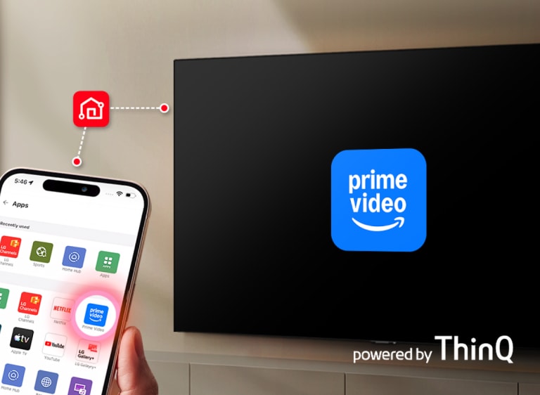 شخص يحمل هاتفًا ذكيًا مع تطبيق LG ThinQ مفتوح أمام تلفزيون LG Smart TV يعرض شعار Prime Video، مما يعرض تطبيقًا بنقرة واحدة يبدأ من الهاتف إلى التلفزيون.