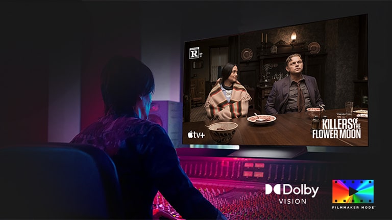 شخص يشاهد فيلمًا على تلفزيون LG TV مع وضع FILMMAKER MODE، مع الحفاظ على الصور السينمائية الأصلية مع Dolby Vision.