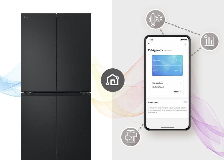 هناك امرأة تجلس بشكل مريح على طاولة بعيدة تُؤدّي عملها. يوجد مكبر صوت يعمل بالذكاء الاصطناعي على الطاولة. بعد تركه خلفها، يتم وضع الجدران وثلاجة InstaView ذات الزجاج الأسود.