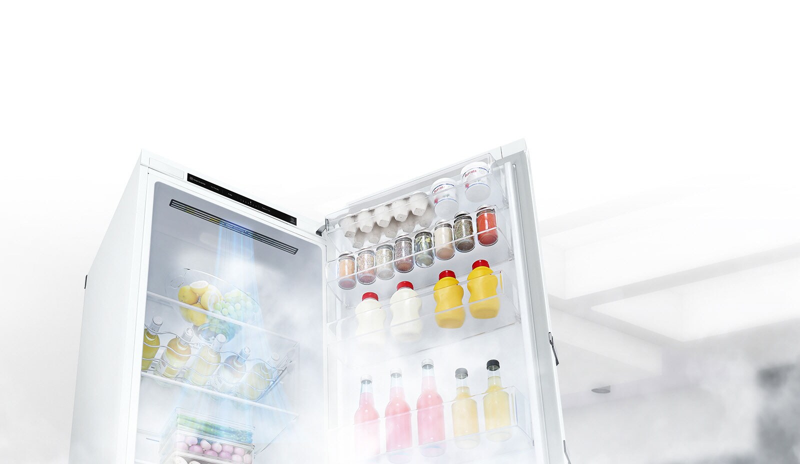 تظهر الثلاجة مفتوحةً بزاوية ومليئة بالمنتجات. يتدفق الهواء الأبيض من أعلى الجزء الداخلي إلى أسفل حول كل الطعام لإبقائه باردًا.