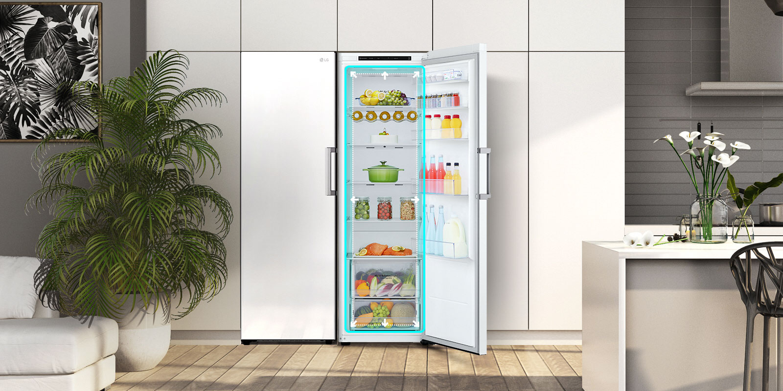 المنظر الأمامي للثلاجة معروض في مطبخ مع فتح الباب وعرض المنتجات بالداخل. يبين مربع أزرق الجزء الداخلي مع أسهم تشير للخارج للإشارة إلى وجود مساحة واسعة بالداخل.