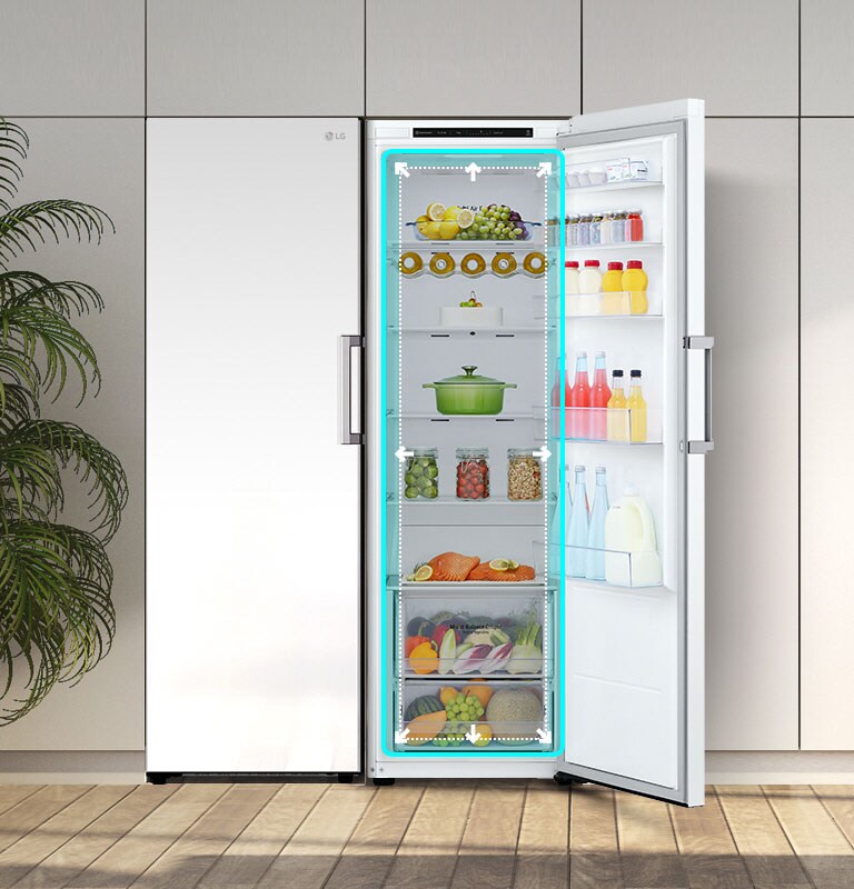 المنظر الأمامي للثلاجة معروض في مطبخ مع فتح الباب وعرض المنتجات بالداخل. يبين مربع أزرق الجزء الداخلي مع أسهم تشير للخارج للإشارة إلى وجود مساحة واسعة بالداخل.
