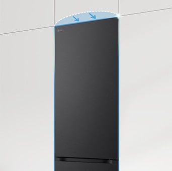 ثلاجة ذات باب مسطح (Flat Door) مدمجة في خزائن المطبخ، مما يكمل المظهر السلس.	