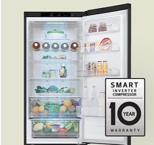 ثلاجة جديدة معبأة بالطعام مع باب مفتوح وملصق ضمان لمدة 10 سنوات على Smart Inverter Compressor.	