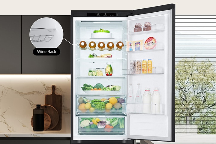 ثلاجة جديدة مملوءة بالطعام مع باب مفتوح يعرض حامل النبيذ ورف قابل للطي.	