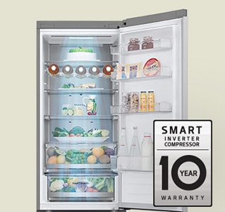 ثلاجة جديدة معبأة بالطعام مع باب مفتوح وملصق ضمان لمدة 10 سنوات على Smart Inverter Compressor.