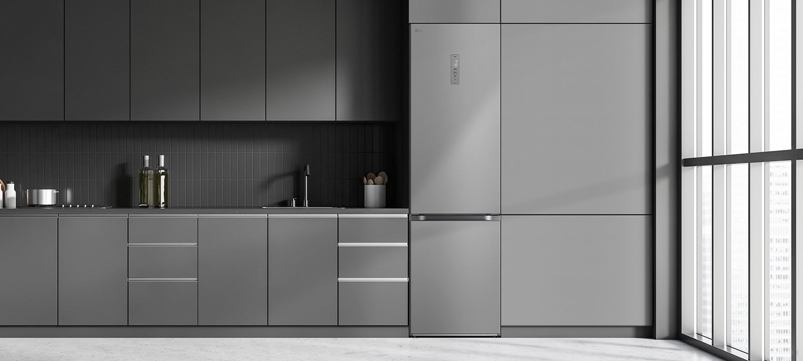 مطبخ عصري مع ثلاجة تندمج بسلاسة مع الخزانات المحيطة، تشبه الطراز المدمج.