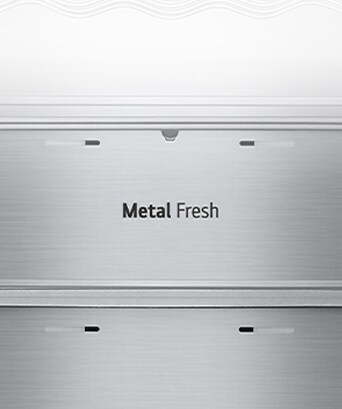 صورة مقربة لملصق Metal Fresh داخل الثلاجة.
