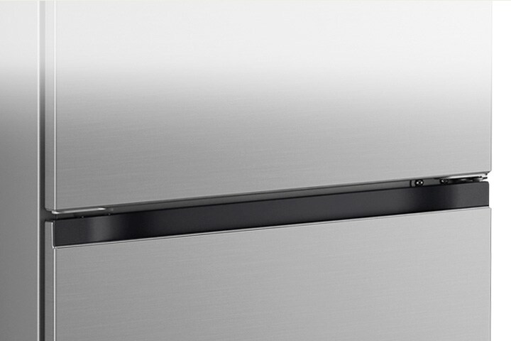 صورة مقربة لمقبض جيب مربع بتصميم أنيق وبسيط.