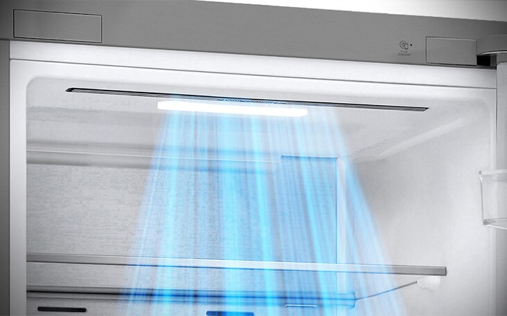 صورة مقربة لمنافذ الهواء الموجودة في مقدمة الثلاجة، مما يضمن تبريدًا فعالاً ومتساويًا.