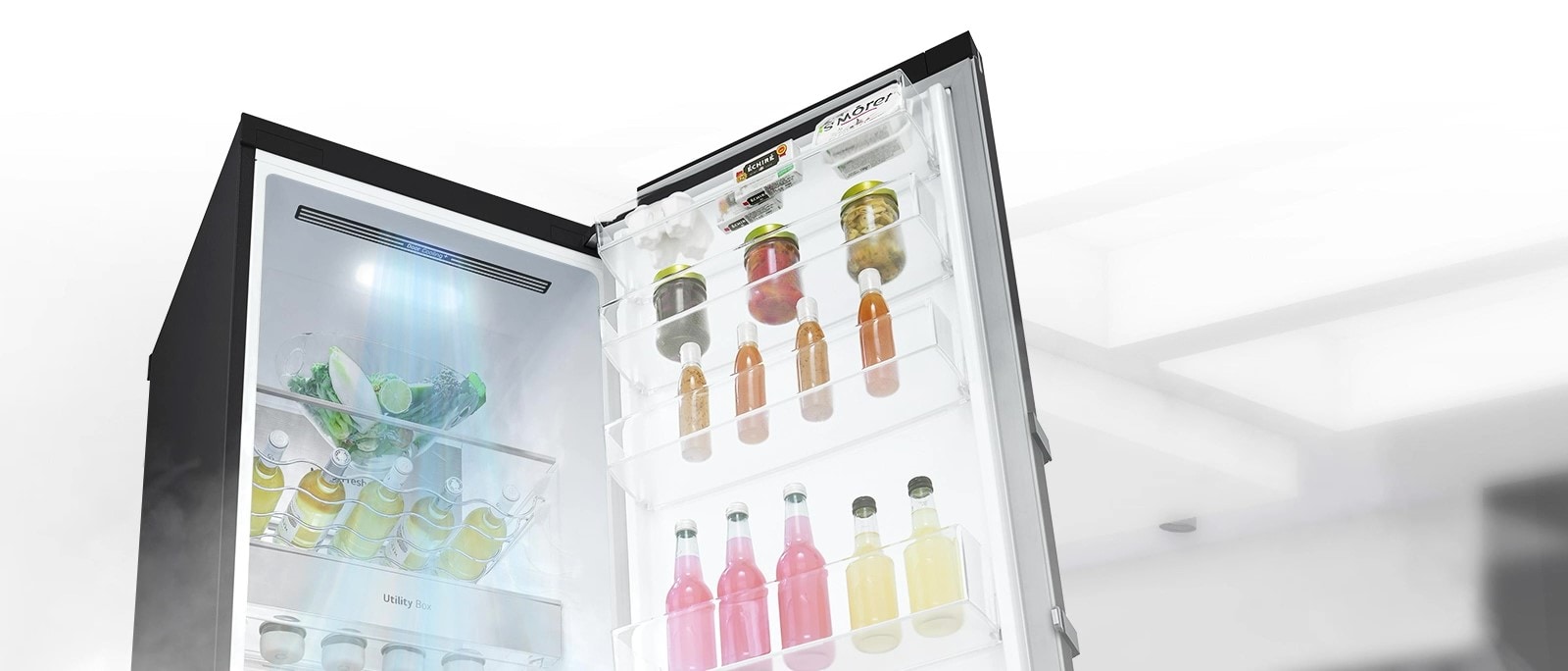 تظهر الثلاجة مفتوحة بزاوية ومملوءة بالمنتجات. الهواء الأبيض يندفع من أعلى الجزء الداخلي لأسفل حول جميع الأطعمة للحفاظ على برودة الطعام.