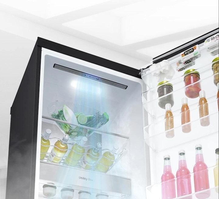 تظهر الثلاجة مفتوحة بزاوية ومملوءة بالمنتجات. الهواء الأبيض يندفع من أعلى الجزء الداخلي لأسفل حول جميع الأطعمة للحفاظ على برودة الطعام.