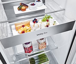 يعرض الجزء الداخلي من الثلاجة الدرج المسمى "الصندوق متعدد الاستخدامات". ثلاثة أسهم تندفع للخارج مما يشير إلى إمكانية سحب الدرج للخارج للوصول إلى الطعام بالداخل.