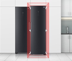 تُظهِر الصورة الأمامية للثلاجة في المطبخ. يوضح مربع أزرق على حافة الثلاجة مع أسهم كيف تندمج بسلاسة في المطبخ القياسي.