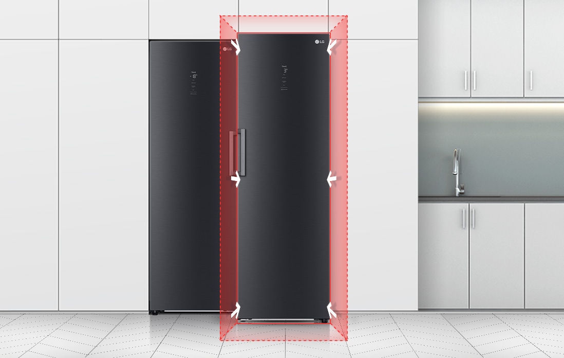 تُظهِر الصورة الأمامية للثلاجة في المطبخ. يوضح مربع أزرق على حافة الثلاجة مع أسهم كيف تندمج بسلاسة في المطبخ القياسي.