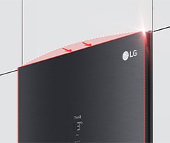 تُعرض الثلاجة من الأعلى بزاوية مائلة مع سهمين يشيران نحو الحائط عند الحافة العلوية، مما يوضح أنها بمحاذاة تامة مع الخزائن المحيطة.