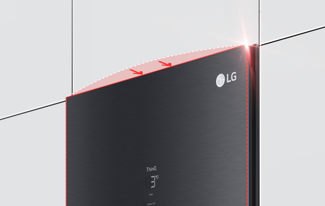 تُعرض الثلاجة من الأعلى بزاوية مائلة مع سهمين يشيران نحو الحائط عند الحافة العلوية، مما يوضح أنها بمحاذاة تامة مع الخزائن المحيطة.