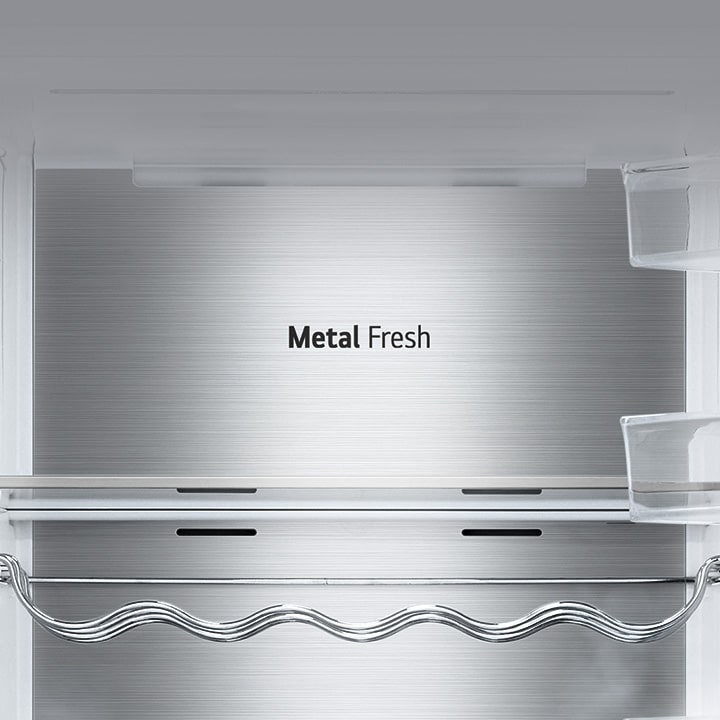 يظهر الجزء الداخلي من الثلاجة فارغًا مع وجود حامل النبيذ والرف في مكانه والجزء الخلفي الذي يحمل ملصق "Metal Fresh".