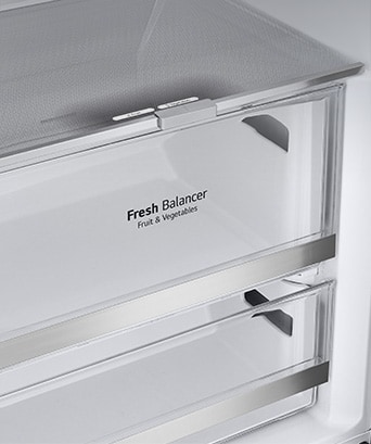 تُبرز الزخارف المعدنية داخل الثلاجة على الأدراج، مع وضع ملصق "Metallic Decoration" في الصورة.