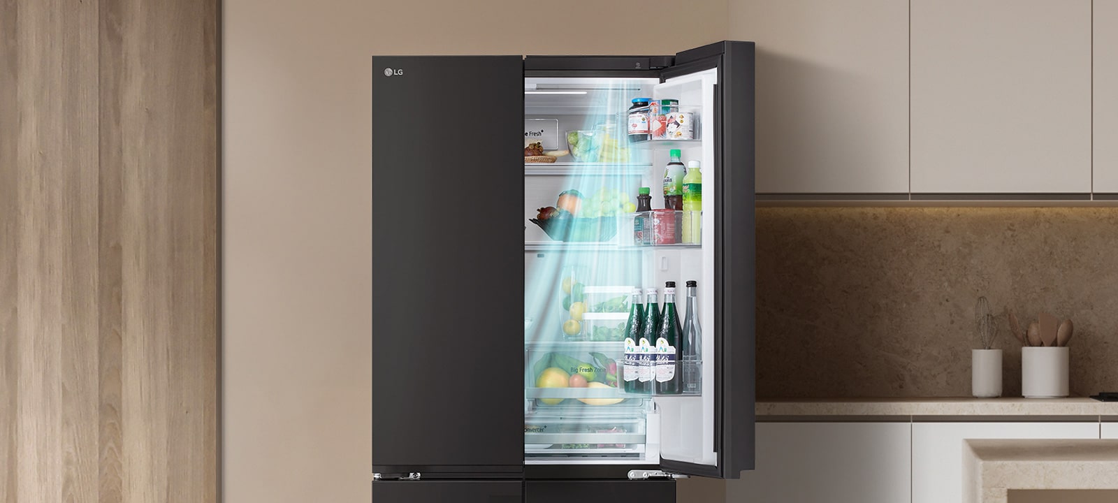 تساعد تقنية Door Cooling في ثلاجة LG متعددة الأبواب على الحفاظ على درجة حرارة ثابتة للأطعمة والمشروبات.