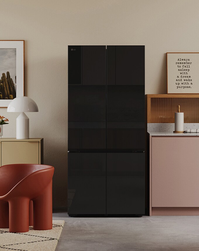أناقة المطبخ العصري بطابعه الكلاسيكي تنعكس في تصميم ثلاجة LG متعددة الأبواب ذات الأبواب العاكسة السوداء.