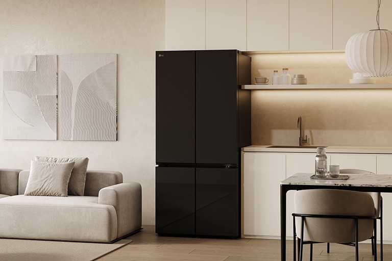 تنعكس أجواء غرفة المعيشة الدافئة والمطبخ الأنيق في تصميم ثلاجة LG متعددة الأبواب ذات الأبواب العاكسة.