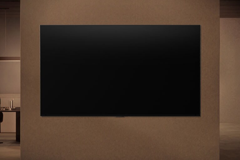 تلفزيون LG TV مثبت على الحائط مع إيقاف تشغيل شاشته يوضح كيف يمكن لمستشعرات الحركة ضبط التلفزيون بذكاء بناءً على الحركة المكتشفة حوله.